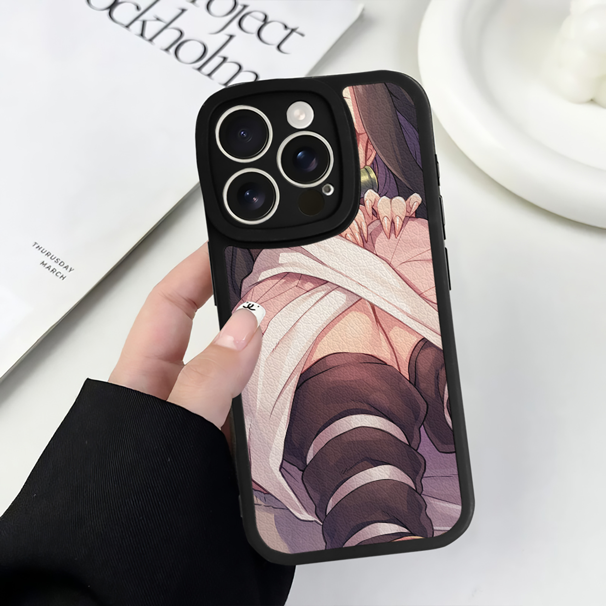 （画像用） 鬼滅の刃（きめつのやいば）竈門 禰󠄀豆子／かまど ねずこ Kamado Nezuko 【iPhone 16シリーズ対応】シリコンスマホケース（レザー調） 材質：シリコン